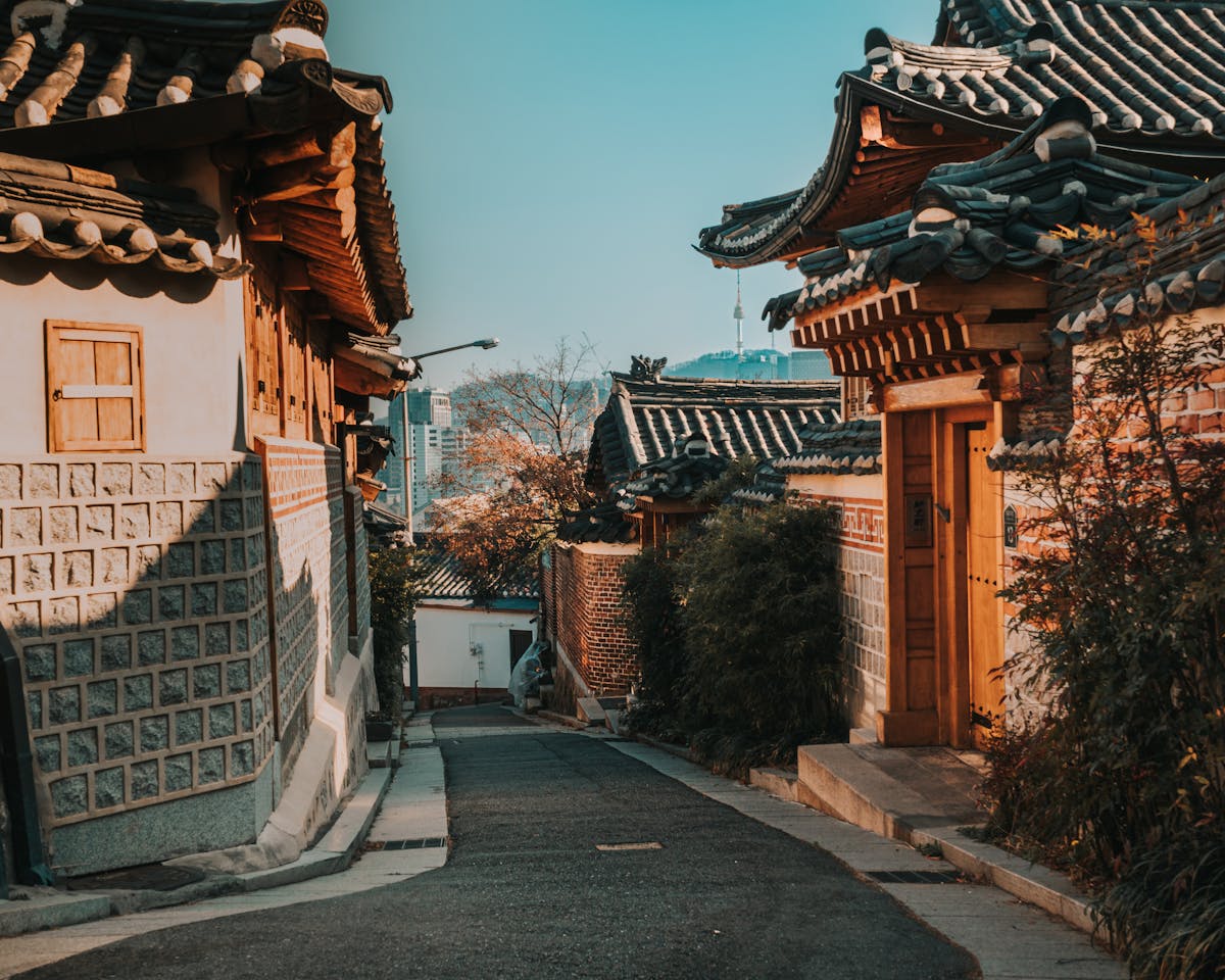 Bukchon Hanok Village Guide: What to See, When to Go & What Nobody Tells You